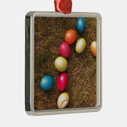 Kleurrijke gekleurde eieren in de tuin, paaseieren metalen ornament (Rechts)