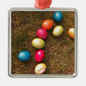 Kleurrijke gekleurde eieren in de tuin, paaseieren metalen ornament (Voorkant)