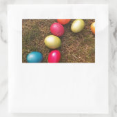 Kleurrijke gekleurde eieren in de tuin, paaseieren rechthoekige sticker (Tas)