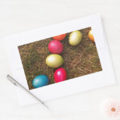 Kleurrijke gekleurde eieren in de tuin, paaseieren rechthoekige sticker (Envelop)