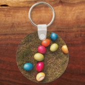 Kleurrijke gekleurde eieren in de tuin, paaseieren sleutelhanger (Voorkant)