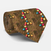 Kleurrijke gekleurde eieren in de tuin, paaseieren stropdas (Opgerold)