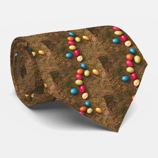 Kleurrijke gekleurde eieren in de tuin, paaseieren stropdas (Opgerold)