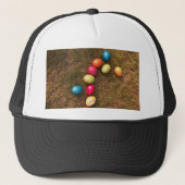 Kleurrijke gekleurde eieren in de tuin, paaseieren trucker pet (Voorkant)