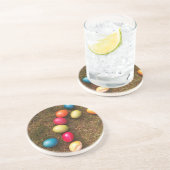 Kleurrijke gekleurde eieren in de tuin, paaseieren zandsteen onderzetter (Zijkant)