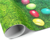 Kleurrijke gekleurde eieren in gras, grappige paas cadeaupapier (Rol Hoek)