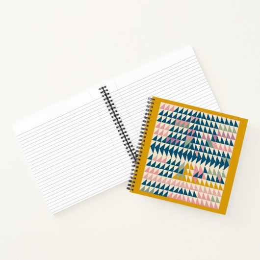 Kleurrijke, gekleurde geometrische vormen met rech notitieboek (Binnen)