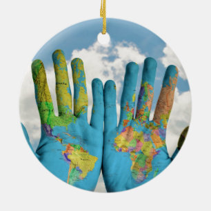 Kleurrijke gekleurde Wereldkaart in handen, kunstf Keramisch Ornament