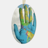 Kleurrijke gekleurde Wereldkaart in handen, kunstf Keramisch Ornament (Links)