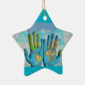 Kleurrijke gekleurde Wereldkaart in handen, kunstf Keramisch Ornament (Rechts)