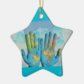 Kleurrijke gekleurde Wereldkaart in handen, kunstf Keramisch Ornament (Links)