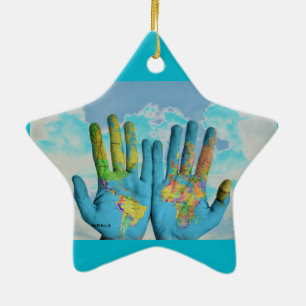 Kleurrijke gekleurde Wereldkaart in handen, kunstf Keramisch Ornament