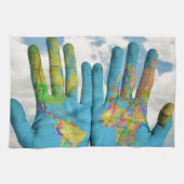 Kleurrijke gekleurde Wereldkaart in handen, kunstf Theedoek (Horizontaal)