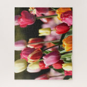 Kleurrijke gemengde tulpen in de tuin legpuzzel (Verticaal)