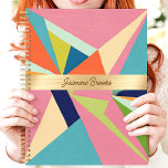 Kleurrijke Geometrische Abstracte Aangepaste Naam Planner<br><div class="desc">Dit gedurfde ontwerp toont een levendig geometrisch abstract patroon met levendige roze, blauwe, groene en oranje tinten. De centrale gouden band benadrukt elegant een aangepaste naam, waardoor een stijlvolle en persoonlijke touch wordt gecreëerd. Perfect om georganiseerd te blijven op school, op het werk of in het dagelijks leven, dit trendy...</div>