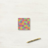 Kleurrijke geometrische vierkanten post-it® notes (Op bureau)