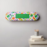 Kleurrijke geometrische vormen Aangepast skateboar Persoonlijk Skateboard<br><div class="desc">Een kleurrijk en modern ontwerp met geometrische vormen. Dit speelse ontwerp is geïnspireerd op retro, moderne stijl uit het midden van de eeuw en kan gepersonaliseerd worden met een naam, een monogram of een initiaal. De kleuren in dit abstracte patroon zijn blauw, paars, roze, groen, geel, roze en oranje tegen...</div>
