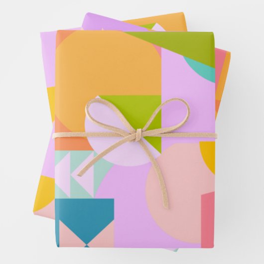 Kleurrijke geometrische vormen collage in heldere  inpakpapier vel (In situ)