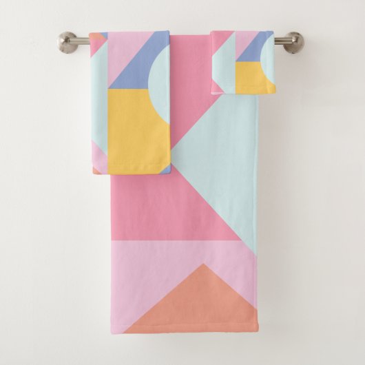 Kleurrijke geometrische vormen in pastroze en blau bad handdoek (Insitu)
