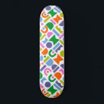 Kleurrijke geometrische vormen persoonlijk skateboard<br><div class="desc">Een kleurrijk en modern ontwerp met geometrische uitsnijdsels. Dit speelse ontwerp is geïnspireerd op retro,  moderne stijl uit het midden van de eeuw. De kleuren in dit abstracte patroon zijn blauw,  paars,  roze,  groen,  geel,  roze en oranje tegen een witte achtergrond.</div>