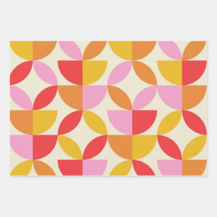 Kleurrijke geometrische vormen uit het midden van  inpakpapier vel