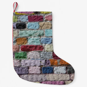 Kleurrijke geschilderde bakstenen wandtextuur kleine kerstsok