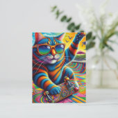 Kleurrijke gestreepte kat skateboarden briefkaart (Staand voorkant)