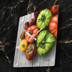 Kleurrijke gestreepte tomaten op verweerde tafel vierkante klok