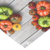 Kleurrijke gestripte tomaten op de weerstabel lange tafelloper (Hoek)