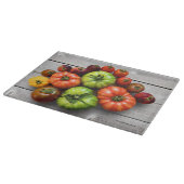 Kleurrijke gestripte tomaten op de weerstabel snijplank (Hoek)