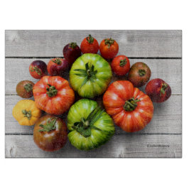 Kleurrijke gestripte tomaten op de weerstabel snijplank