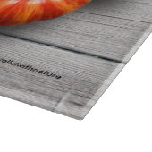 Kleurrijke gestripte tomaten op de weerstabel snijplank (Hoek)