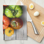 Kleurrijke gestripte tomaten op de weerstabel theedoek (Quarter Fold)