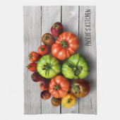 Kleurrijke gestripte tomaten op de weerstabel theedoek (Verticaal)
