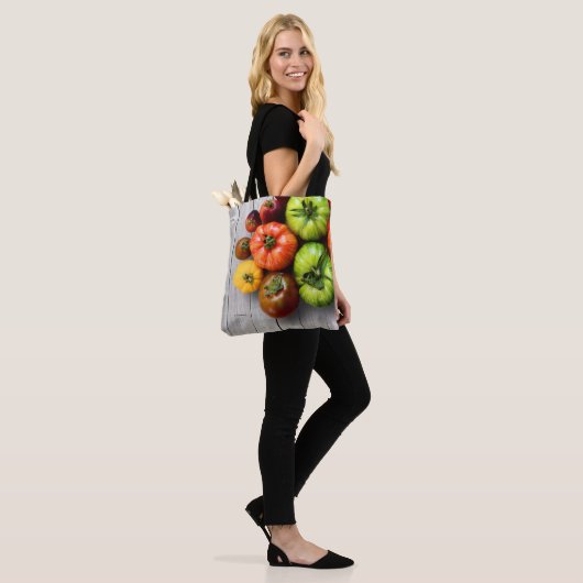 Kleurrijke gestripte tomaten op de weerstabel tote bag (Op model)