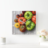 Kleurrijke gestripte tomaten op de weerstabel vierkante klok (Huis)