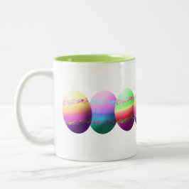 Kleurrijke geverfde paaseieren tweekleurige koffiemok