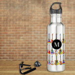 Kleurrijke gitaar patroon monogram waterfles<br><div class="desc">Een ideeëngeschenk voor muziekleraren, gitaristen, muzikanten en muziekstudenten. Funky elektrische gitaren, akoestische gitaren en semi akoestische gitaren patroon op zwart gepersonaliseerd monogram waterfles in levendige pop art felle kleuren. Gemakkelijk aan te passen met behulp van het monogram initiaal en naam sjabloon. Dit leuke kleurrijke gitaarontwerp viert de energie en variatie...</div>