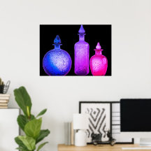 Kleurrijke glazen parfumflessen aan een muur