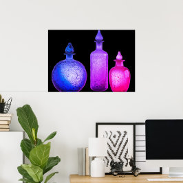 Kleurrijke glazen parfumflessen aan een muur poster