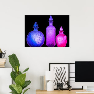 Kleurrijke glazen parfumflessen aan een muur poster