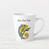 Kleurrijke glimlach hagedis Holding Twig Leaf Latte Mok (Rechts)