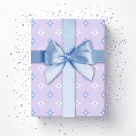 Kleurrijke glinsterende sterren in blauw en paars cadeaupapier