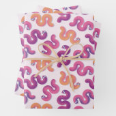 Kleurrijke grappige slangen (roze, paars en oranje inpakpapier vel (In situ)