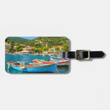 Kleurrijke Griekse vissersboten in de haven van Ki