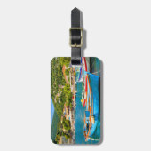 Kleurrijke Griekse vissersboten in de haven van Ki Bagagelabel (Voorkant verticaal)