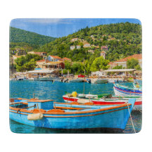 Kleurrijke Griekse vissersboten in de haven van Ki