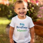 Kleurrijke grote broer monogram naam wit t-shirt<br><div class="desc">Hij is klaar voor zijn nieuwe titel met deze witte T-shirt met "Grote Broer" in vette, kleurrijke typografie en een aanpasbare naam in een leuke contrasterende kleur. Het heldere multikleurdesign voegt persoonlijkheid toe aan zwangerschapsaankondigingen, babyshower-vieringen en eerste foto's met de nieuwe baby. Een gepersonaliseerd monogram dat het grote moment nog...</div>