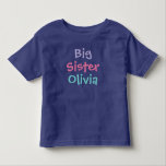 Kleurrijke grote zus monogram naam koninklijk kinder shirts<br><div class="desc">Vier haar nieuwe rol met stijl met deze koninklijke paarse T-shirt met "Grote zus" in vetgedrukte, kleurrijke typografie en een aanpasbare naam eronder. De levendige lettertypografie springt eruit tegen de donkere achtergrond voor een leuk en opvallend zwangerschapsaankondiging of babyshower look. Een gepersonaliseerd monogram aandenken dat haar net zo speciaal laat...</div>