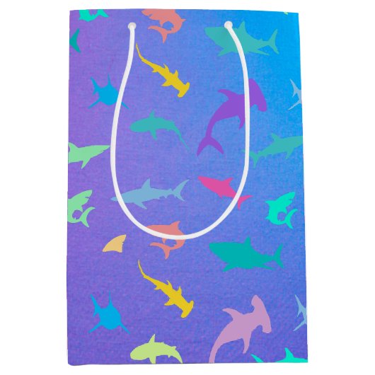 Kleurrijke haai onder het zee gradient Party Medium Cadeauzakje (Voorkant)